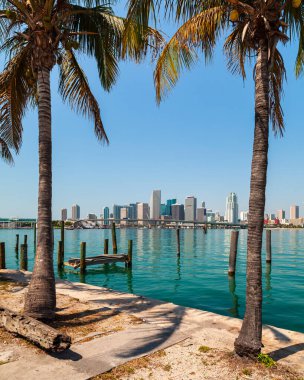 Watson Adası 'ndan Miami şehir merkezi gökyüzü manzarası.