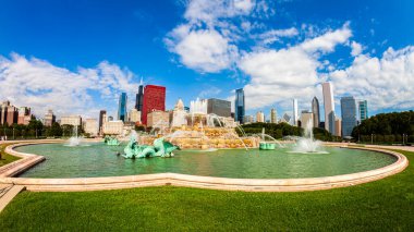 Chicago, Illinois ABD - 8 Ağustos 2011: Buckingham Çeşmesi ve şehir merkezindeki ufuk çizgisi manzaralı Grant Park Balık Gözlü Şehir.