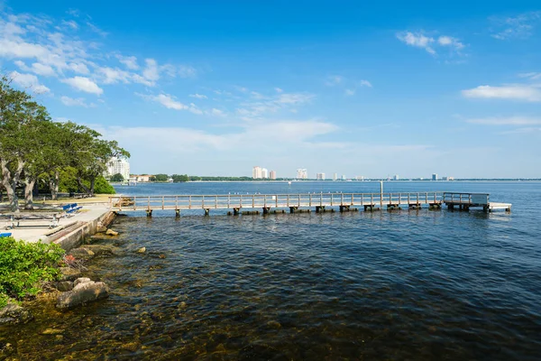 フロリダ州タンパのヒルズボロ湾を見下ろすバラストポイントパークにボートランプ — ストック写真