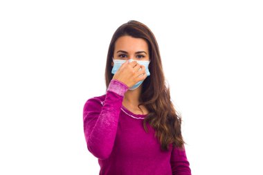 Beyaz bir arka planda maske takan güzel bir kadın portresi..