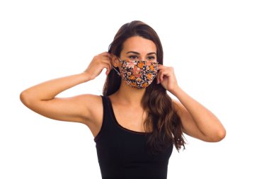 Beyaz bir arka planda maske takan güzel bir kadın portresi..