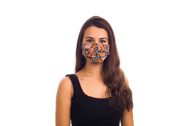 Beyaz bir arka planda maske takan güzel bir kadın portresi..