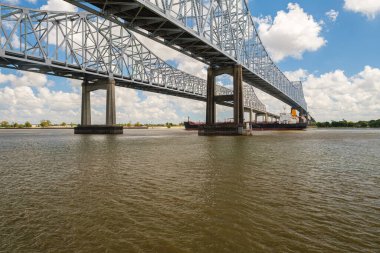 New Orleans, Louisiana 'daki Mississippi Nehri üzerinde 10 numaralı otoban köprüsü..