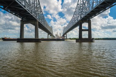 New Orleans, Louisiana 'da Mississippi Nehri üzerinde 10 numaralı otoban köprüsü..