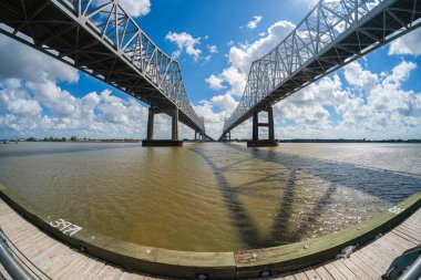 New Orleans, Louisiana 'daki Mississippi Nehri üzerinde 10 numaralı otoban köprüsü..