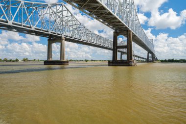 New Orleans, Louisiana 'daki Mississippi Nehri üzerinde 10 numaralı otoban köprüsü..