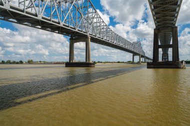 New Orleans, Louisiana 'daki Mississippi Nehri üzerinde 10 numaralı otoban köprüsü..