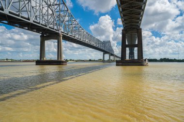 New Orleans, Louisiana 'daki Mississippi Nehri üzerinde 10 numaralı otoban köprüsü..