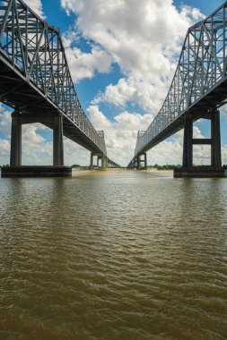 New Orleans, Louisiana 'daki Mississippi Nehri üzerinde 10 numaralı otoban köprüsü..