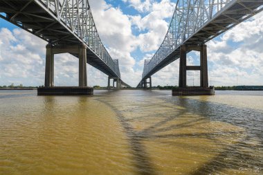 New Orleans, Louisiana 'daki Mississippi Nehri üzerinde 10 numaralı otoban köprüsü..