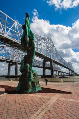 New Orleans, Louisiana ABD - 30 Eylül 2019: 10 Eyaletler Arası Köprü 'nün Mississippi Nehri ve Ana Nehir heykeli üzerindeki manzarası.
