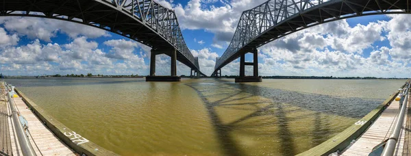 ルイジアナ州ニューオーリンズのミシシッピ川に架かる州間高速道路10号線のパノラマビュー — ストック写真