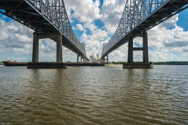 Interstate Bridge Mississippi River New Orleans Louisiana Cargo Ship Cruising — Stock Photo, Image