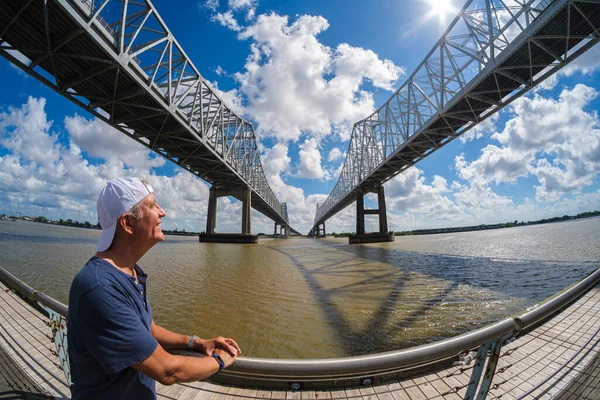 Yakışıklı Son Sınıf Öğrencisi New Orleans Louisiana Mississippi Nehri Köprüsünün — Stok fotoğraf