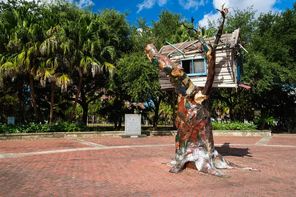 New Orleans, Louisiana ABD - 30 Eylül 2019: Kent merkezinde 2005 yılında Katrina Kasırgası 'ndan etkilenen şehir halkının anısına yapılan anıt sanat çalışması.
