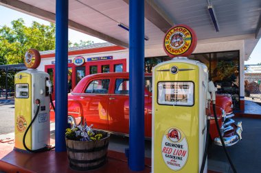 Cottonwood, Arizona ABD - 12 Ekim 2019: Vintage benzin istasyonu Verde Vadisi 'ndeki Yavapai ilçesinin tarihi bölgesinde bir restorana dönüştürüldü..