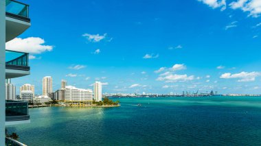 Brickell Bay yolu boyunca Biscayne Körfezi 'nin balkon manzarası..