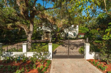 Coral Gables, Florida ABD - 27 Mayıs 2015: Orta Miami 'deki bu popüler Akdeniz tarzı toplulukta bulunan modern lüks deniz kıyısındaki malikane.