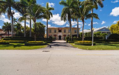 Coral Gables, Florida ABD - 23 Nisan 2013: Orta Miami 'deki bu popüler Akdeniz tarzı topluluktaki modern lüks konutlar.