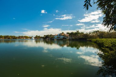 Coral Gables, Florida USA - 20 Ocak 2014: Miami 'deki bu merkezi konumlanmış Akdeniz tarzı toplulukta, modern lüks deniz kıyısındaki bir kanal boyunca ev.