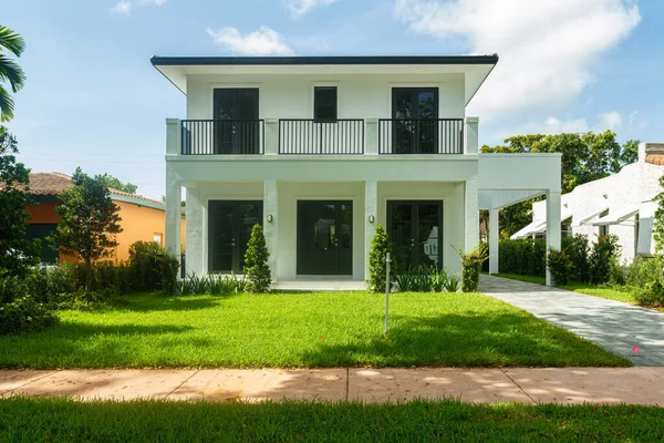 Coral Gables Flórida Eua Julho 2015 Casa Moderna Recém Construída — Fotografia de Stock