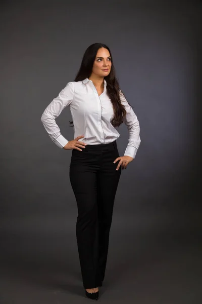 Hermosa Mujer Joven Estudio Retrato Sobre Fondo Gris — Foto de Stock