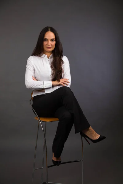 Hermosa Mujer Joven Estudio Retrato Sobre Fondo Gris — Foto de Stock