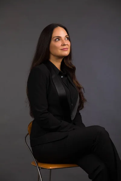 Hermosa Mujer Joven Estudio Retrato Sobre Fondo Gris — Foto de Stock