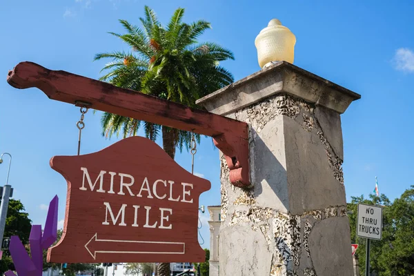 Signe Pour Populaire Miracle Mile Corail Pignons Miami — Photo