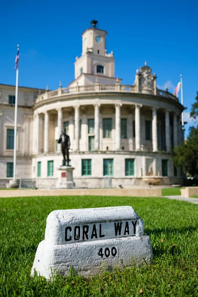 Coral Way Straatnaambord Klassieke Architectuur Van Het City Hall Gebouw — Stockfoto