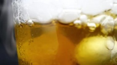 Beyaz dumanlı bir bardak buzlu viski..