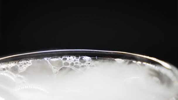Білий Дим Сухого Льоду Покриває Склянку — стокове відео