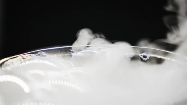 Білий Дим Сухого Льоду Покриває Склянку — стокове відео
