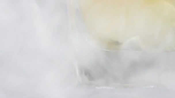 Ένα Ποτήρι Παγωμένο Ουίσκι Λευκό Καπνό — Αρχείο Βίντεο