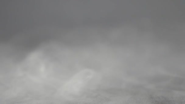 Effet de fumée blanche avec un fond gris.