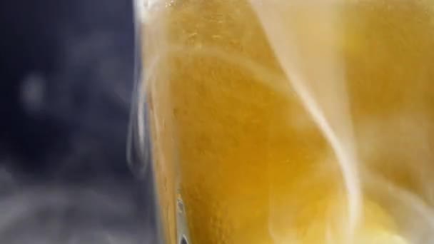Szklanka Lodowej Whisky Białym Dymem — Wideo stockowe