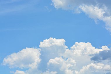  Mavi gökyüzünde bulut. 