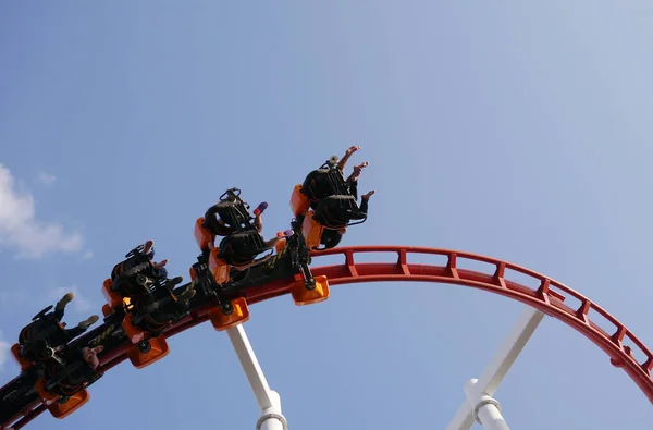 Rollercoaster Contra Fundo Céu Azul — Fotografia de Stock