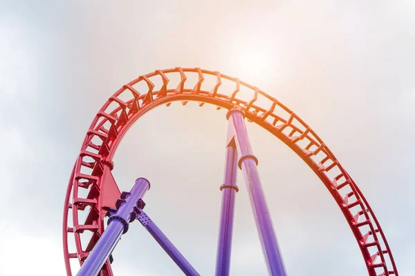 Lunaparktaki Lunaparkta Gün Batımı Arka Planında Hız Treni — Stok fotoğraf