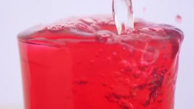 Bardakta kırmızı meşrubat..