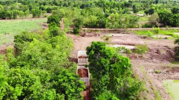 Flygfoto Lastbil Kör Längs Vägen — Stockvideo