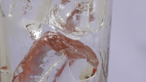 Blase Eines Roten Erfrischungsgetränks Glas — Stockvideo