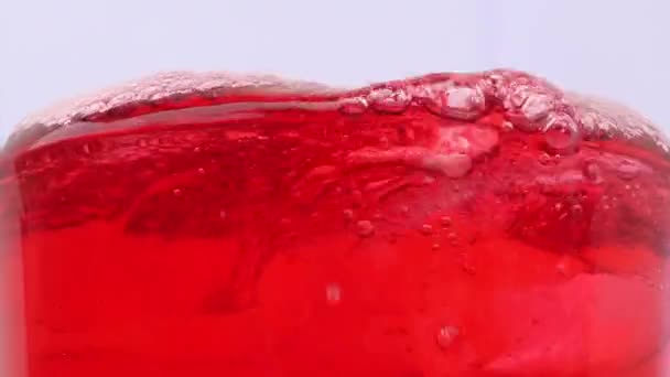 ガラスの中の赤いソフトドリンクの泡 — ストック動画