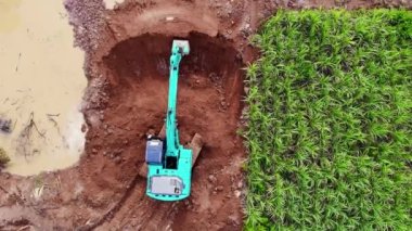 İnşaat alanında kepçe var..