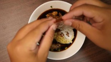 Tayland Sokak Yemeği: Tavuk Eriştesi