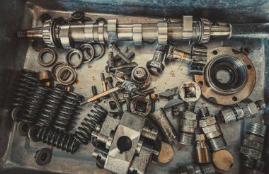 Kamyon için yedek parçalar var..