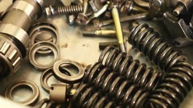 Kamyon için yedek parçalar var..