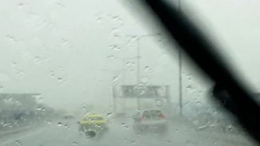 Araba sürerken cam sileceği kullanmak..