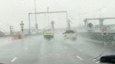 Araba sürerken cam sileceği kullanmak..