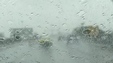 Araba sürerken cam sileceği kullanmak..